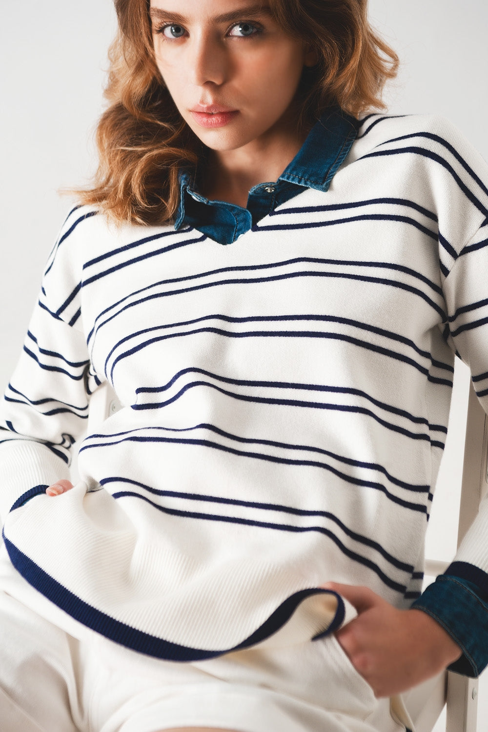 Q2 Camisola em branco com riscas marinhas