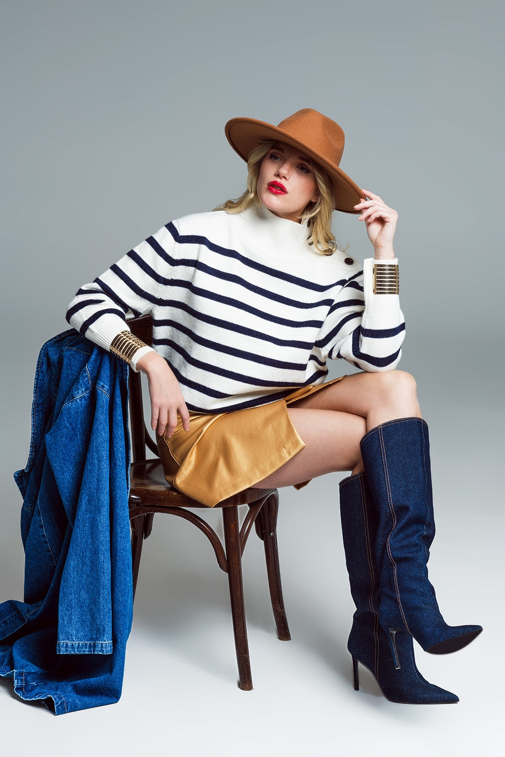 Q2 Camisola estilo marinheiro com gola de tartaruga e pormenor de botões no pescoço em branco e azul-marinho