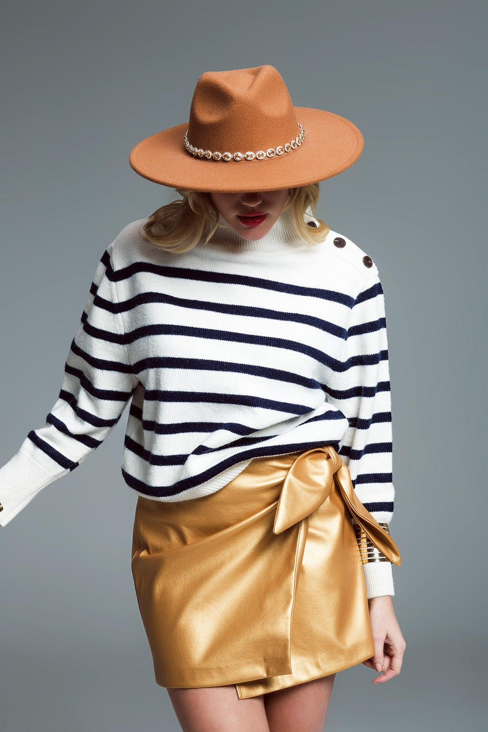 Camisola estilo marinheiro com gola de tartaruga e pormenor de botões no pescoço em branco e azul-marinho