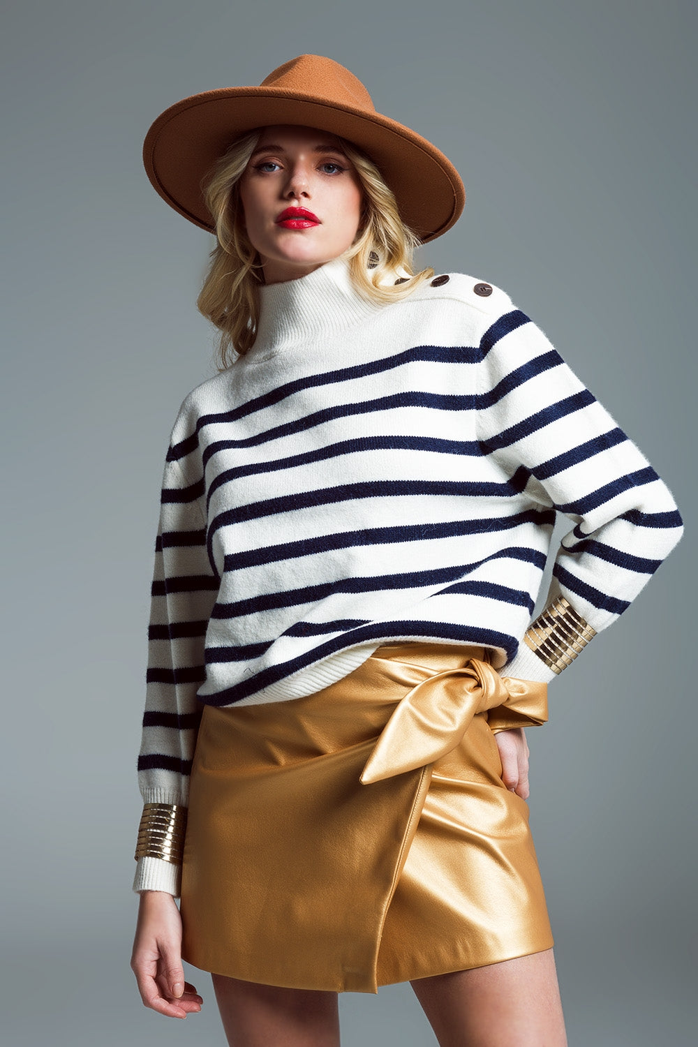 Camisola estilo marinheiro com gola de tartaruga e pormenor de botões no pescoço em branco e azul-marinho