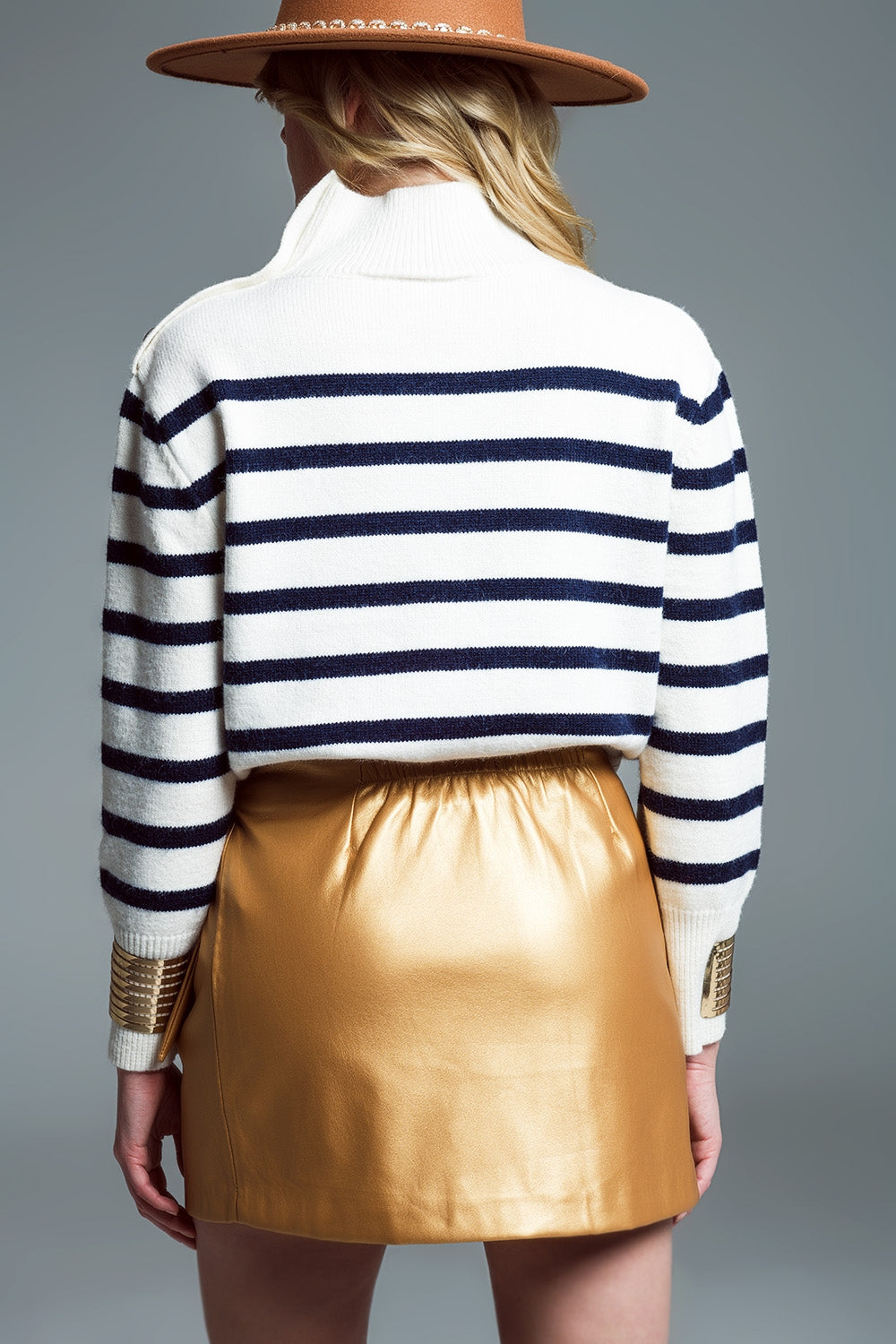 Camisola estilo marinheiro com gola de tartaruga e pormenor de botões no pescoço em branco e azul-marinho