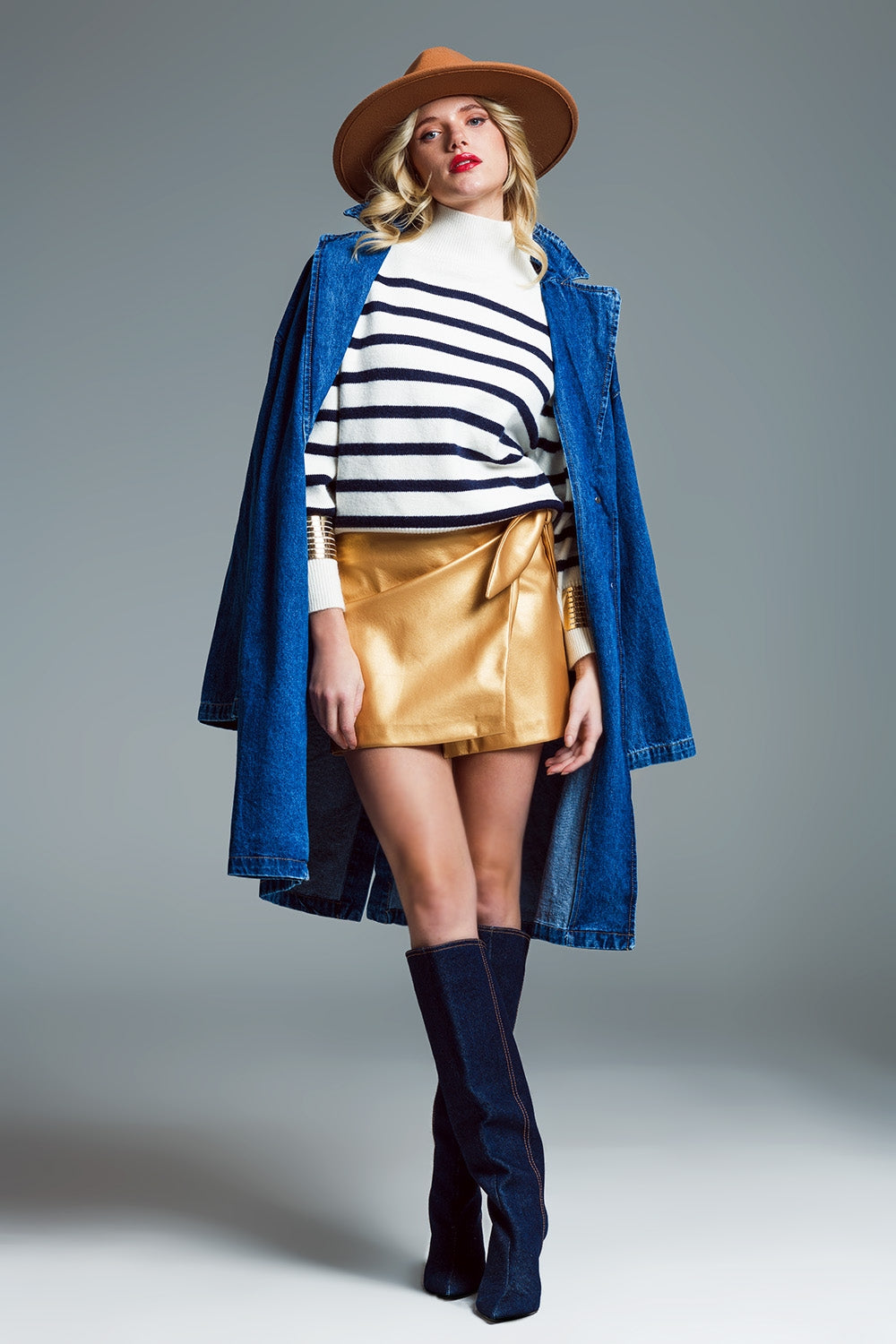 Camisola estilo marinheiro com gola de tartaruga e pormenor de botões no pescoço em branco e azul-marinho