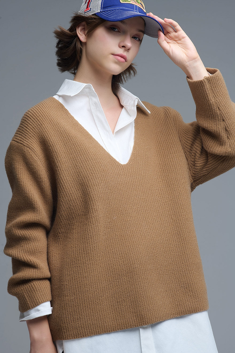 Q2 Camisola fina com decote em V superdimensionada em camel