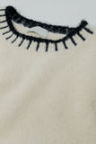Camisola fofa em creme com pormenor de nervuras no pescoço e na bainha