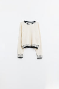 Camisola fofa em creme com pormenor de nervuras no pescoço e na bainha