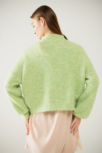 Camisola fofa verde clara com gola alta e mangas em balão