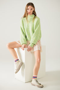 Camisola fofa verde clara com gola alta e mangas em balão