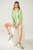 Camisola fofa verde clara com gola alta e mangas em balão