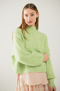 Camisola fofa verde clara com gola alta e mangas em balão