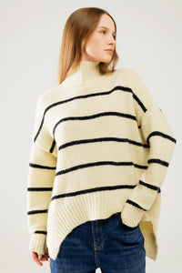 Q2 Camisola grande de cor creme com riscas pretas