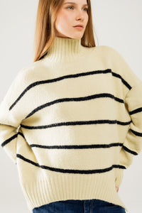 Camisola grande de cor creme com riscas pretas