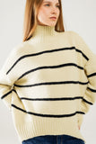 Camisola grande de cor creme com riscas pretas