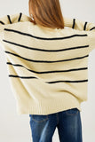 Camisola grande de cor creme com riscas pretas