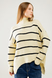 Q2 Camisola grande de cor creme com riscas pretas