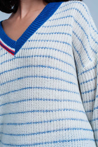 Camisola listrada azul com decote em bico