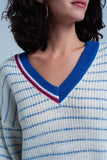 Camisola listrada azul com decote em bico