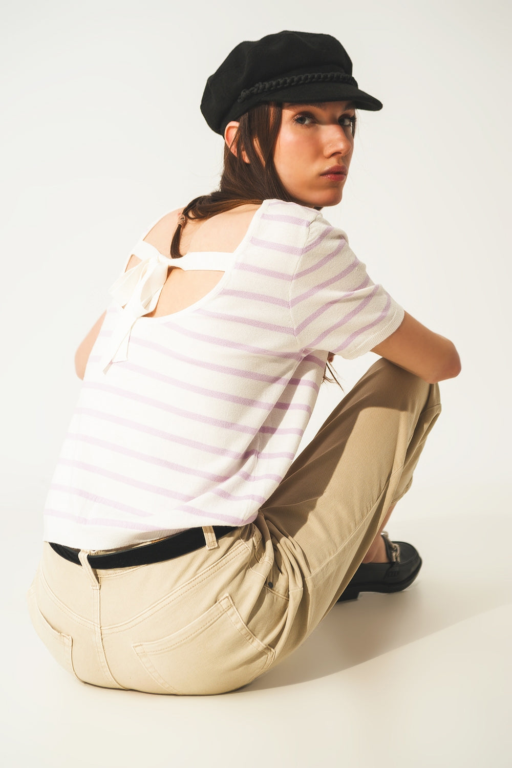 Q2 Camisola listrada com costas abertas e lacagem lilas