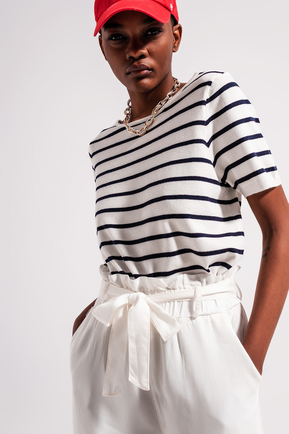 Q2 Camisola listrada com costas abertas e lacagem