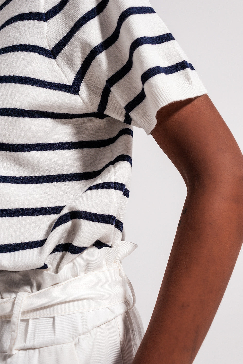 Camisola listrada com costas abertas e lacagem