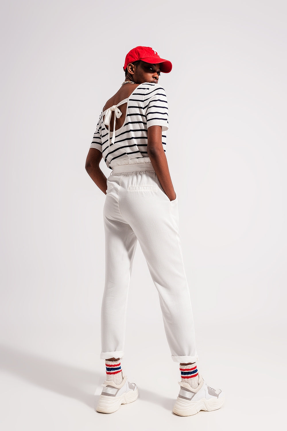 Camisola listrada com costas abertas e lacagem