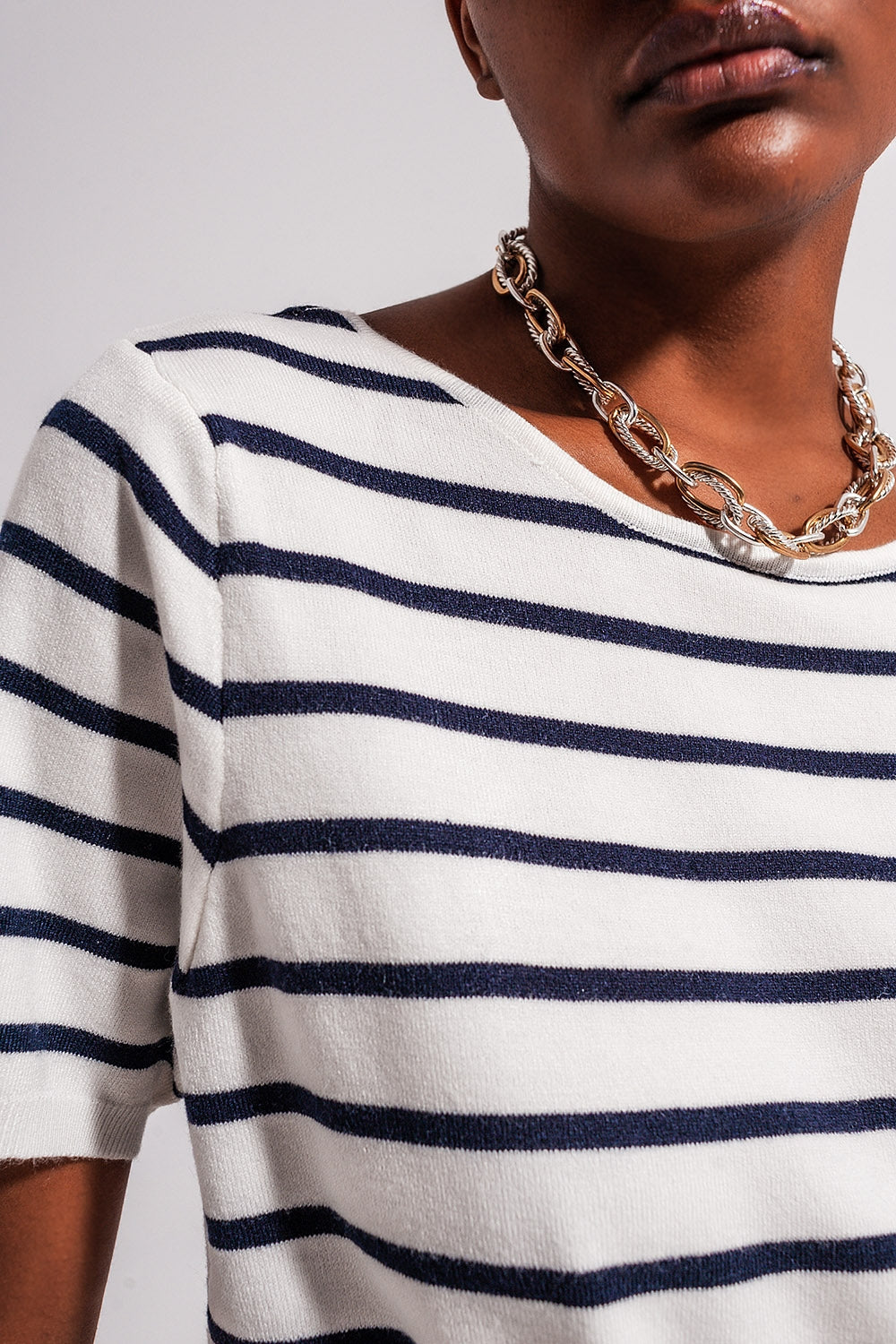 Camisola listrada com costas abertas e lacagem