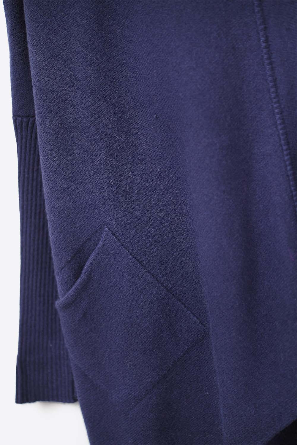 Camisola oversized azul-marinho com bolsos ˆ frente