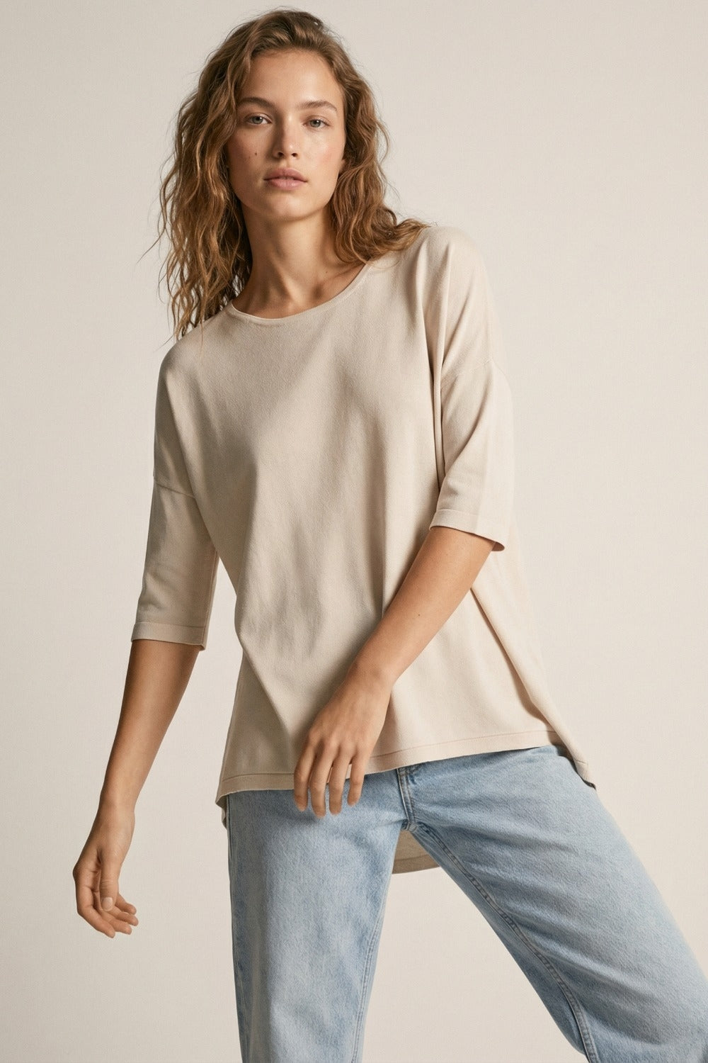 Camisola oversized em bege com mangas até ao cotovelo