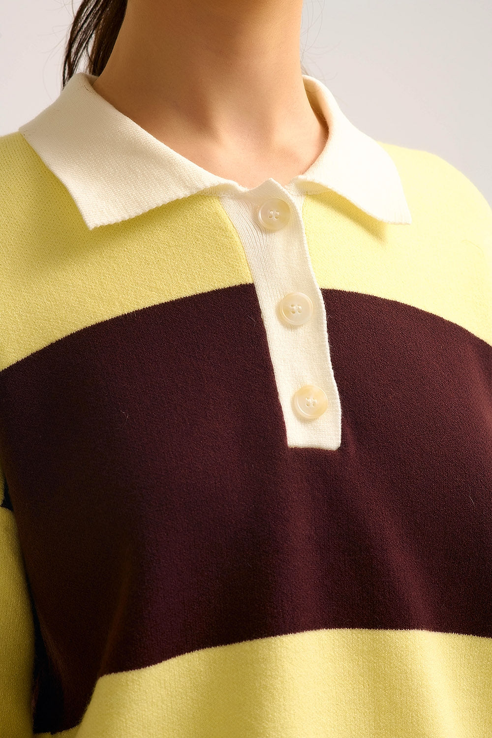 Camisola pólo de malha amarela com riscas castanhas