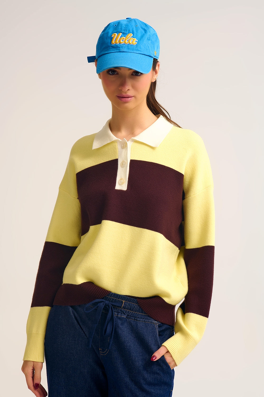 Q2 Camisola pólo de malha amarela com riscas castanhas