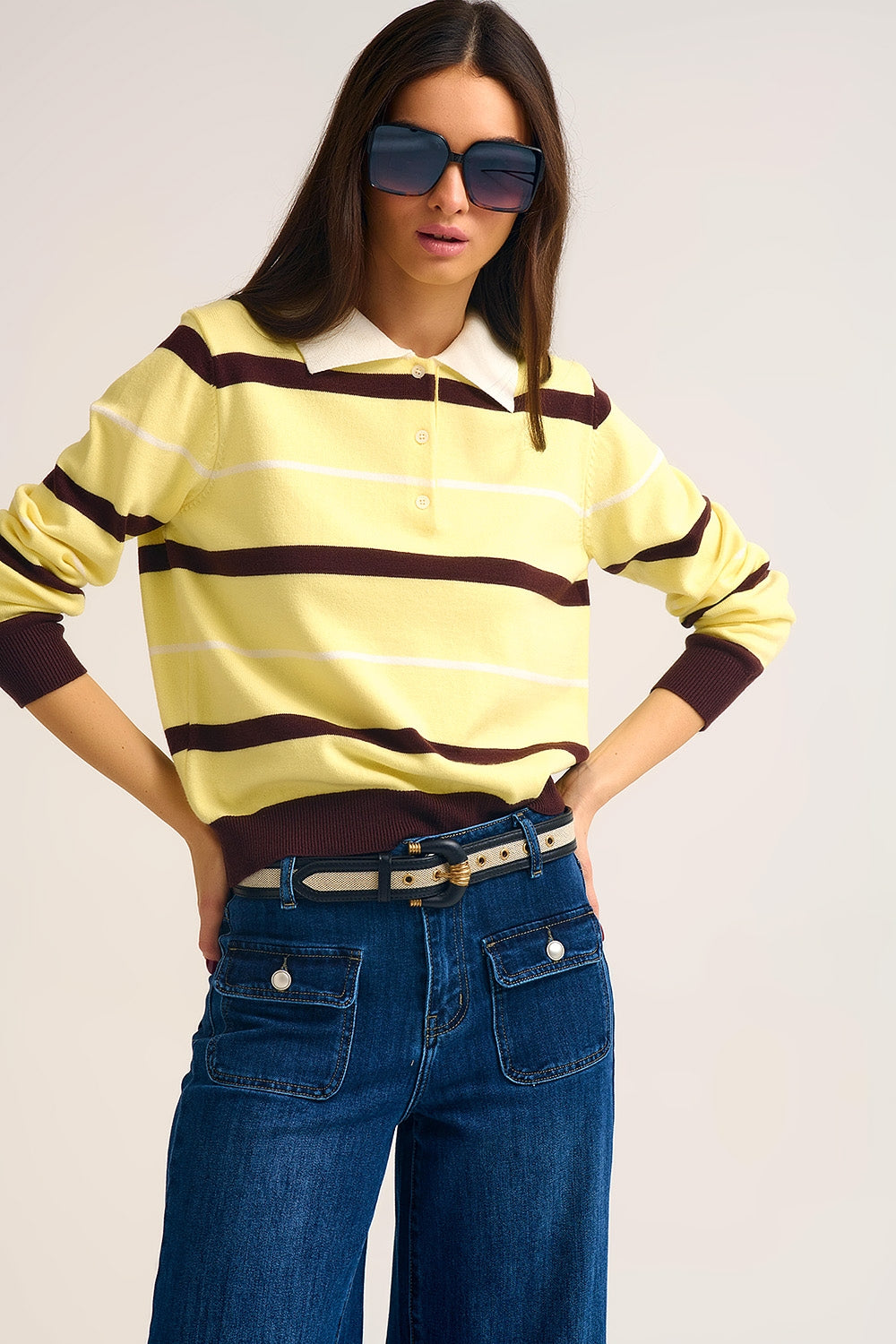 Q2 Camisola pólo de malha às riscas em amarelo com gola branca