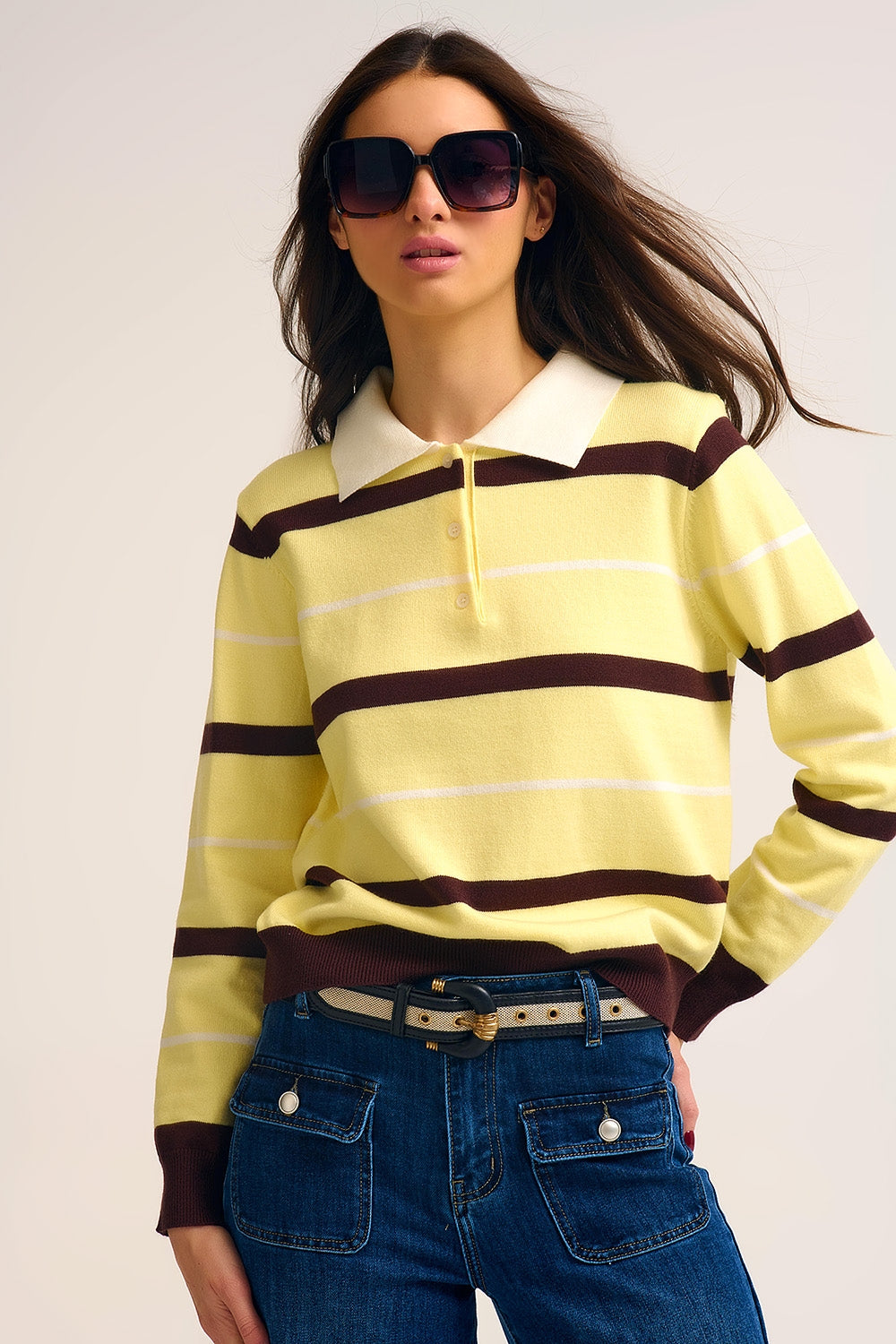 Camisola pólo de malha às riscas em amarelo com gola branca