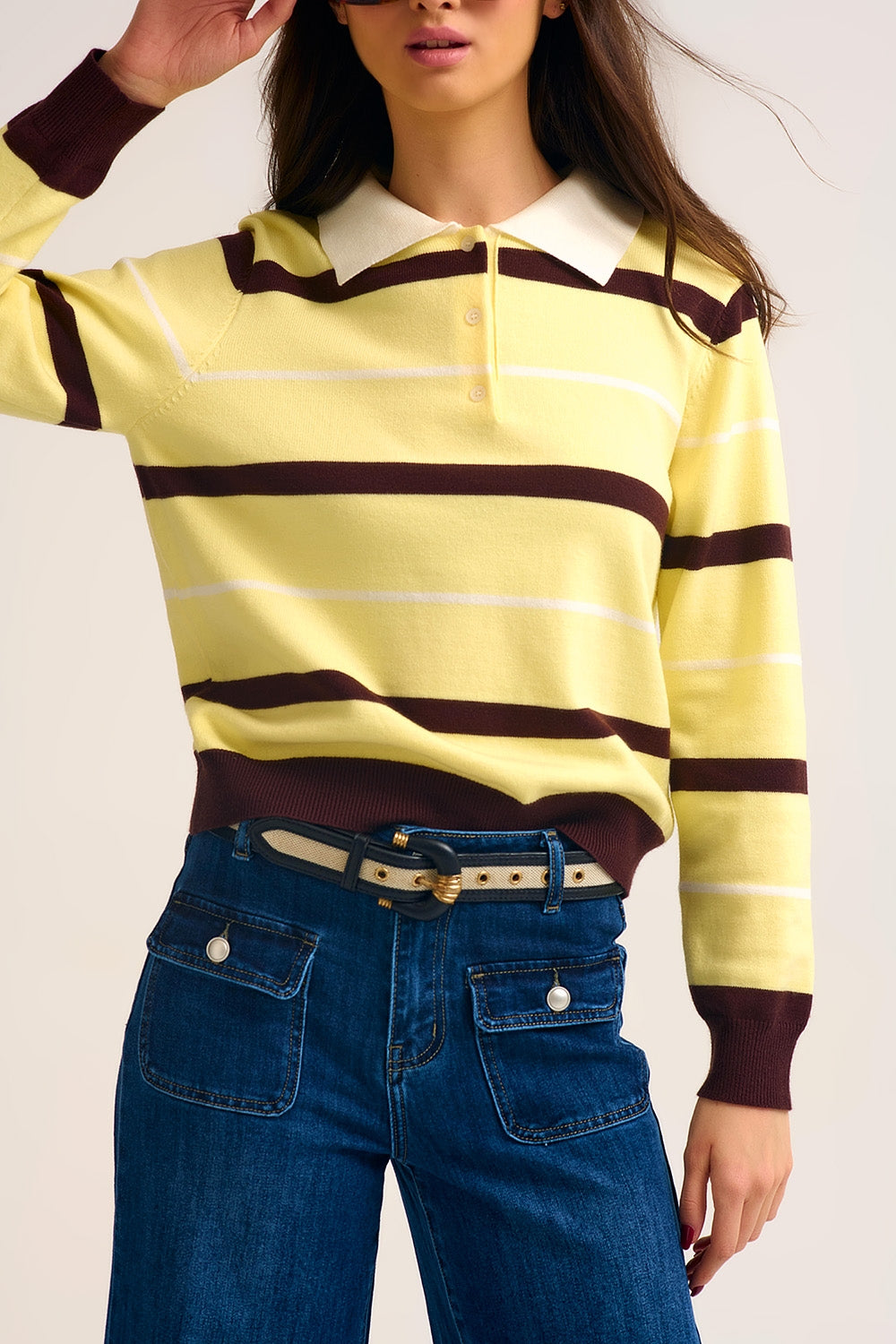 Camisola pólo de malha às riscas em amarelo com gola branca