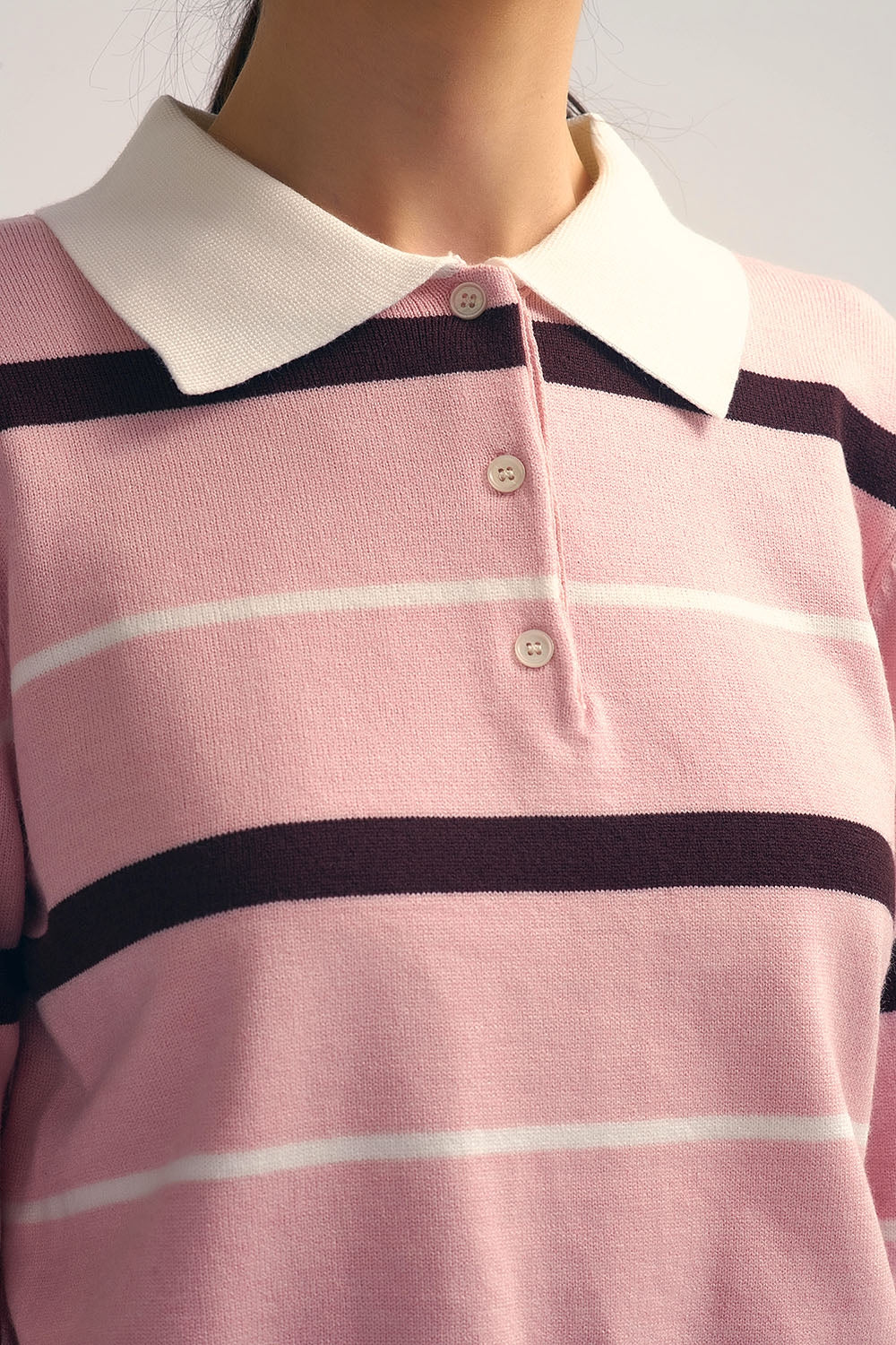 Camisola polo de malha às riscas em rosa com gola branca