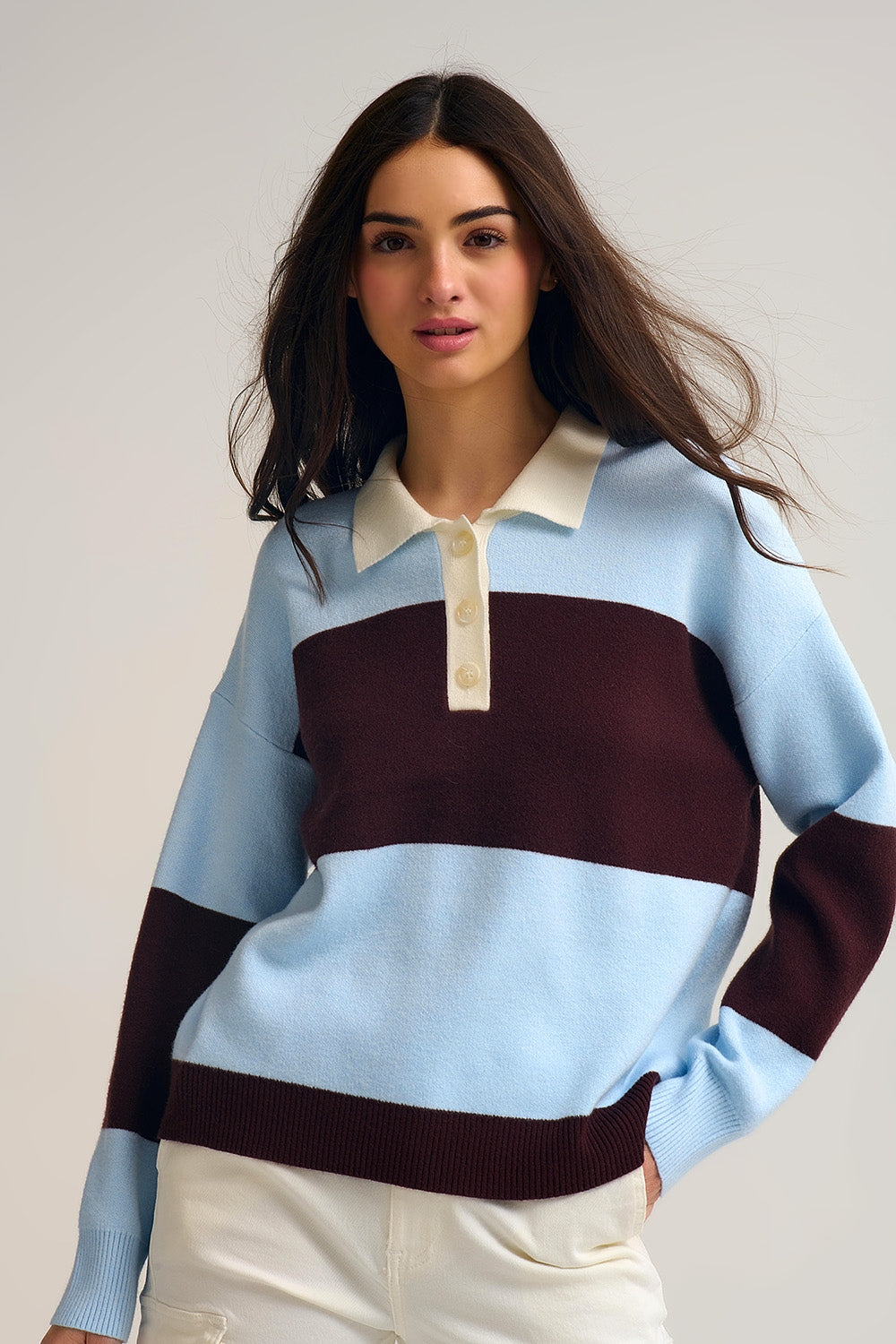 Q2 Camisola polo de malha azul com riscas castanhas