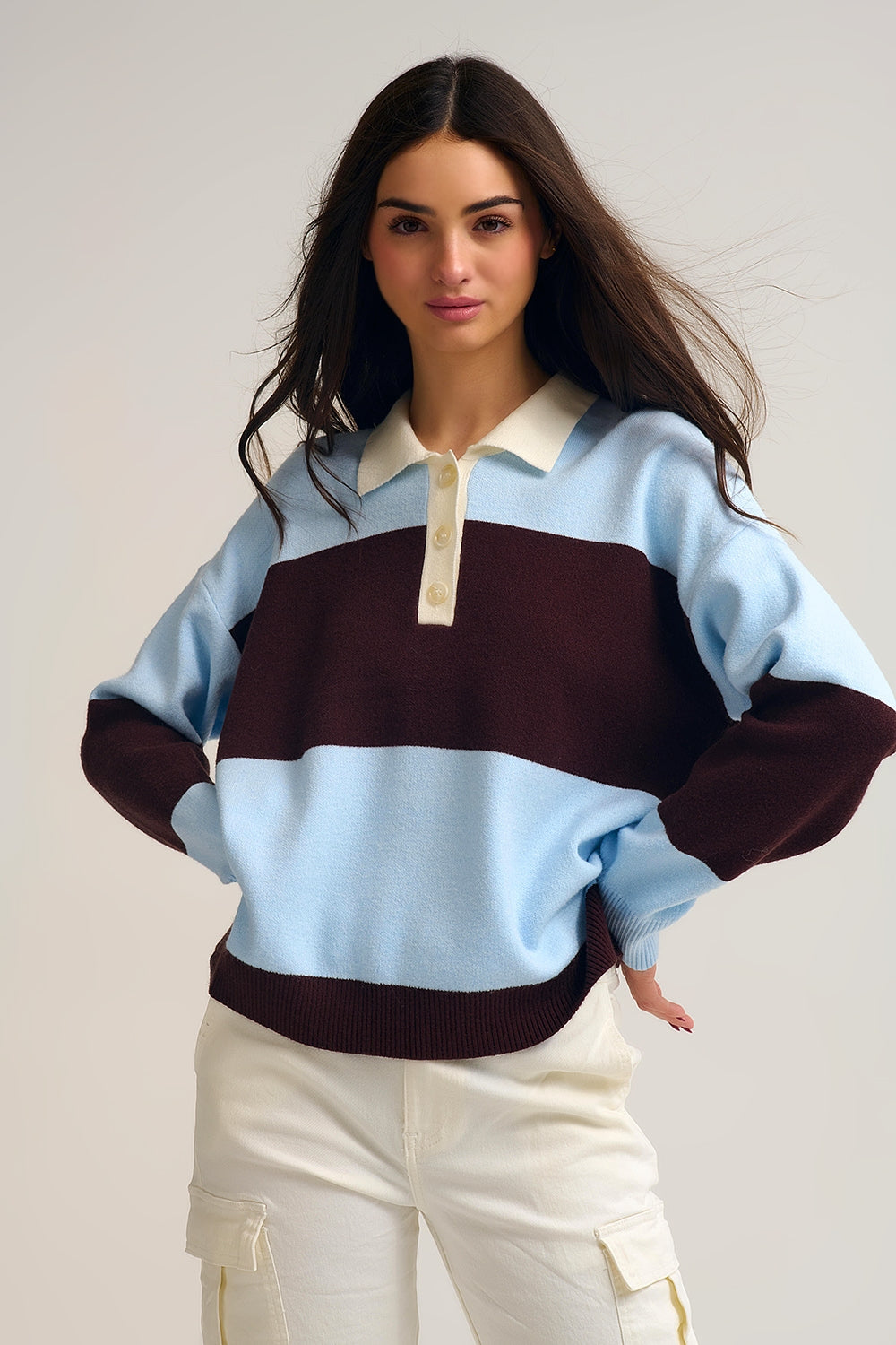 Camisola polo de malha azul com riscas castanhas