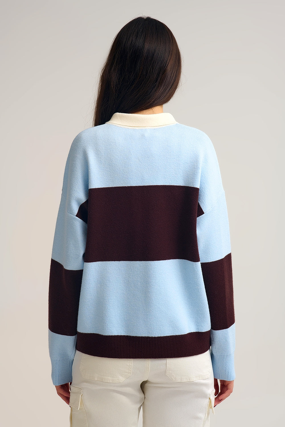 Camisola polo de malha azul com riscas castanhas