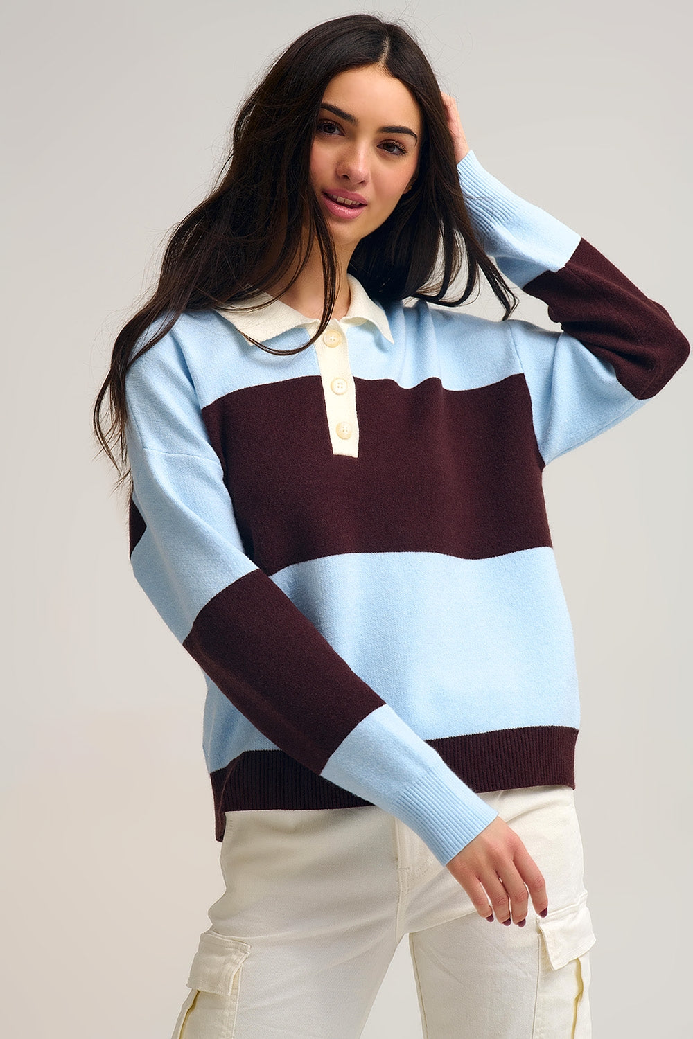 Camisola polo de malha azul com riscas castanhas