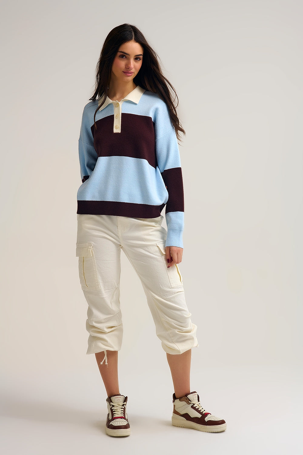 Camisola polo de malha azul com riscas castanhas