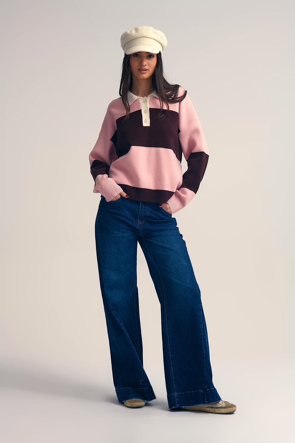 Camisola pólo de malha rosa com riscas castanhas