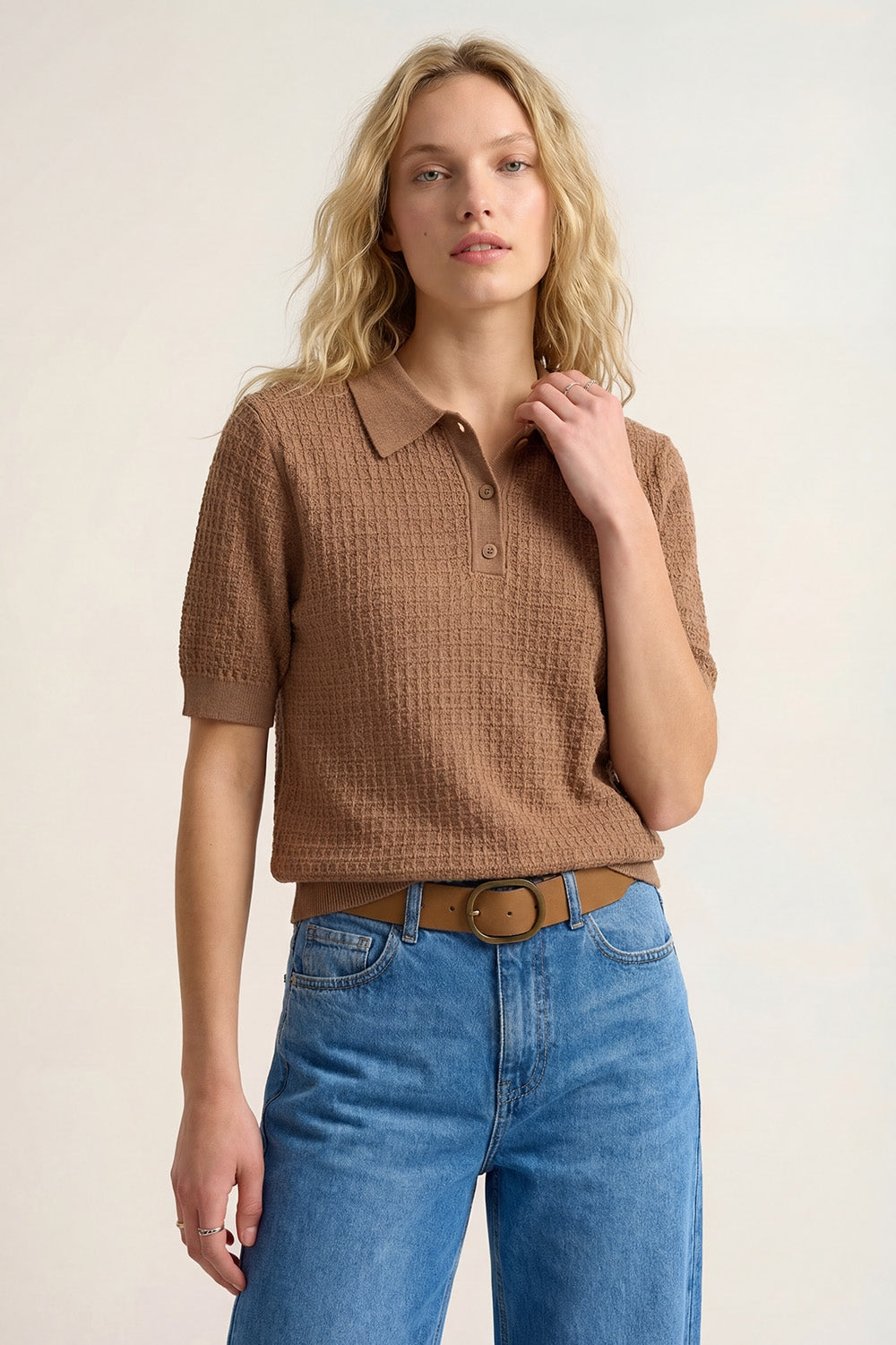 Q2 Camisola polo de malha texturada com mangas curtas em camel