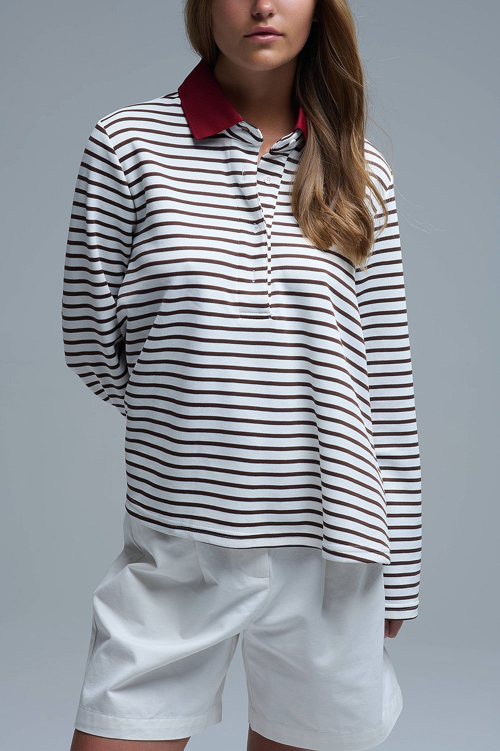 Camisola pólo de manga comprida com riscas relaxadas em branco e castanho