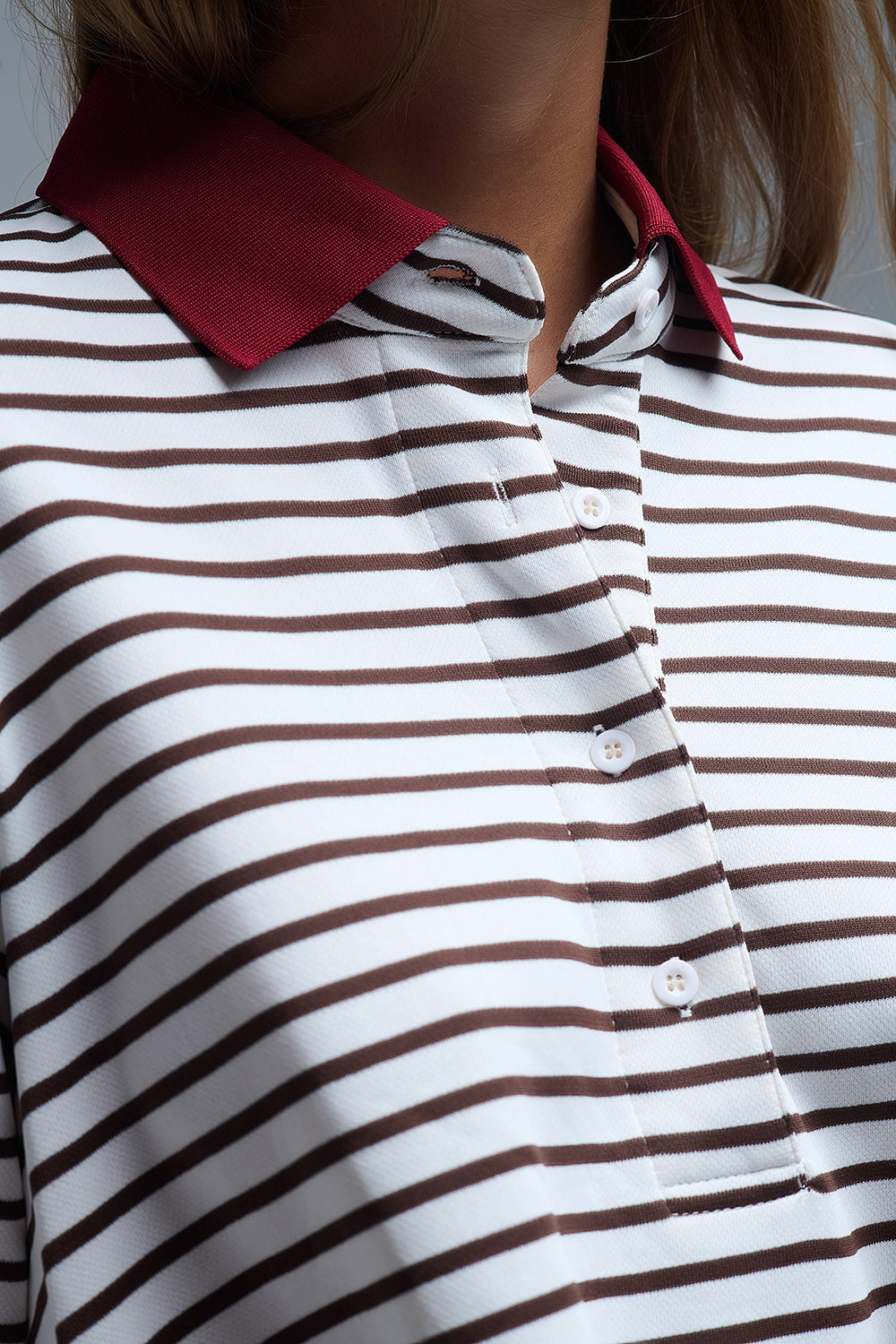 Camisola pólo de manga comprida com riscas relaxadas em branco e castanho