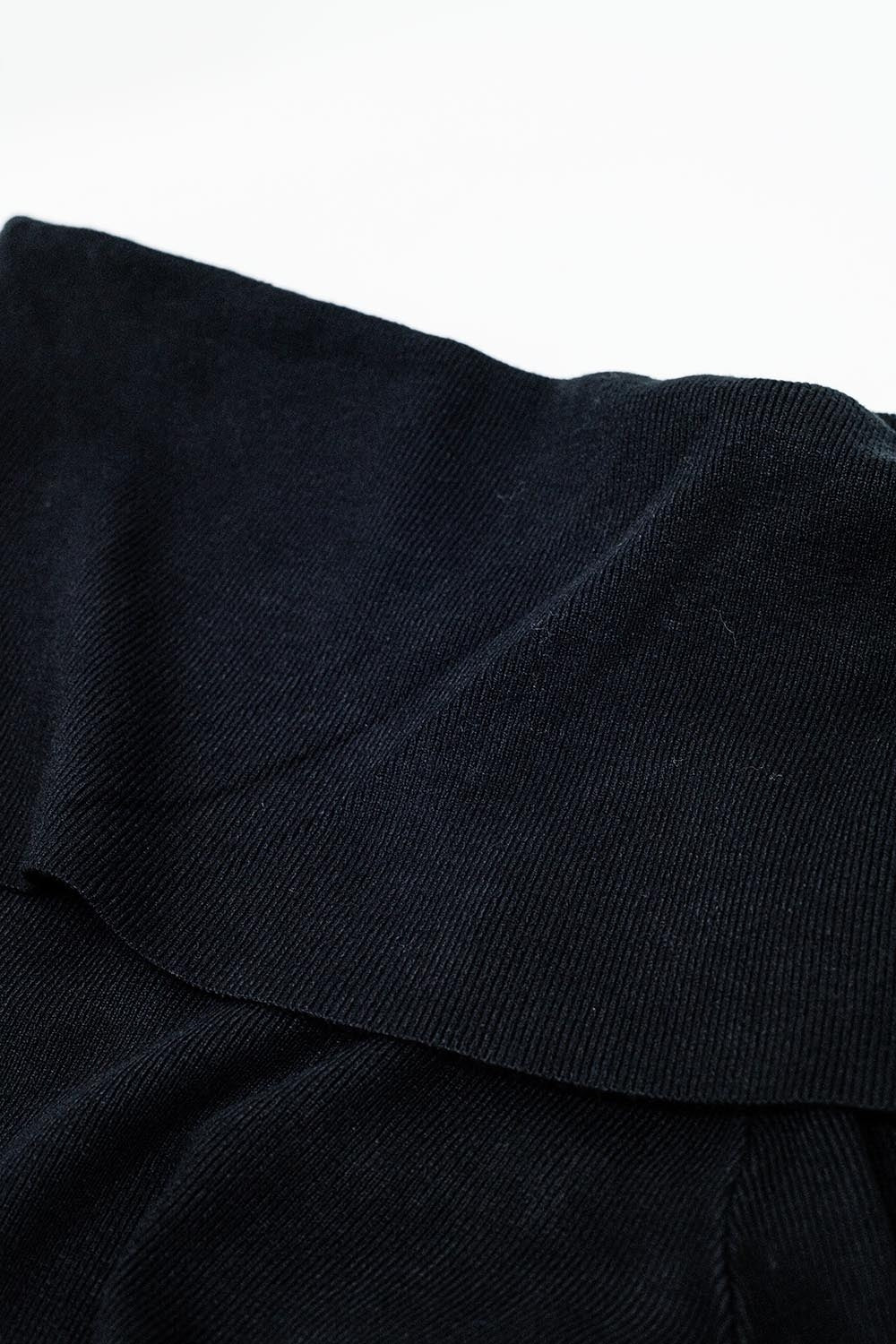 camisola preta de malha fina com gola redonda larga