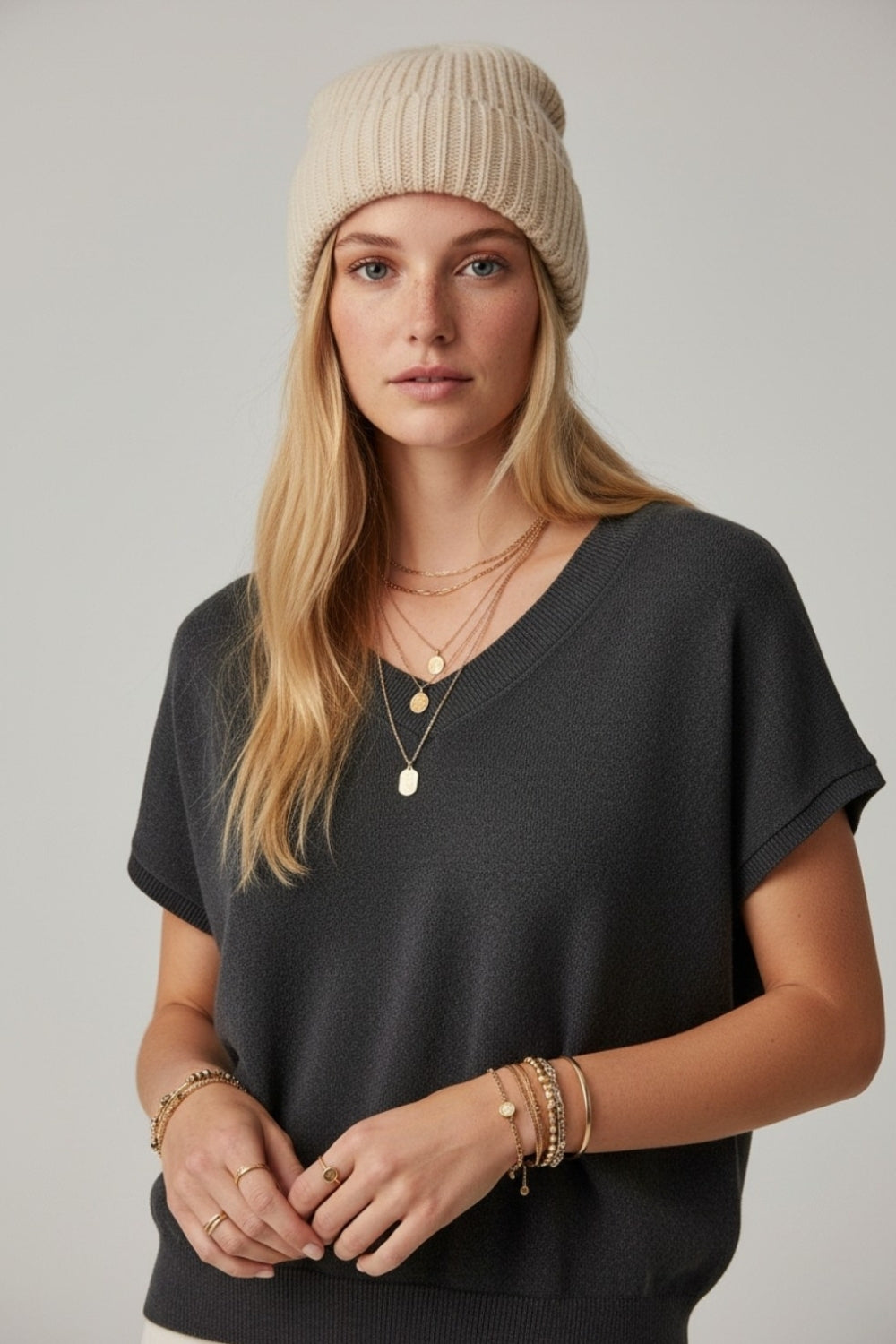 Camisola preta de malha leve com gola em V e mangas curtas