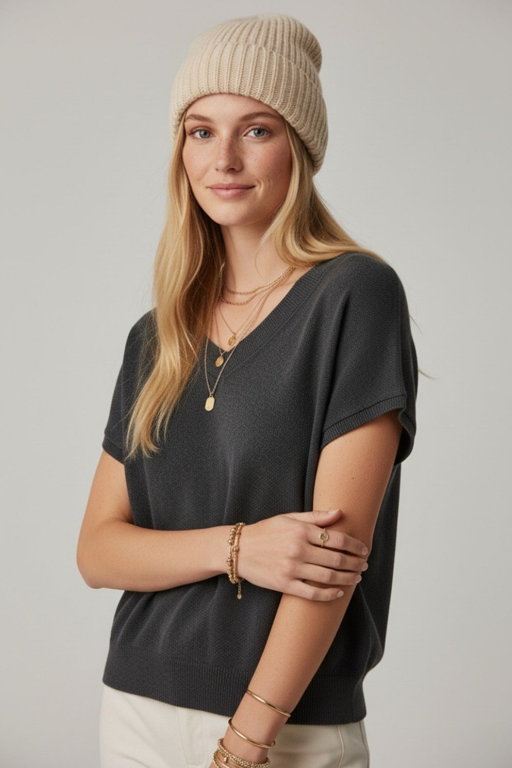 Camisola preta de malha leve com gola em V e mangas curtas