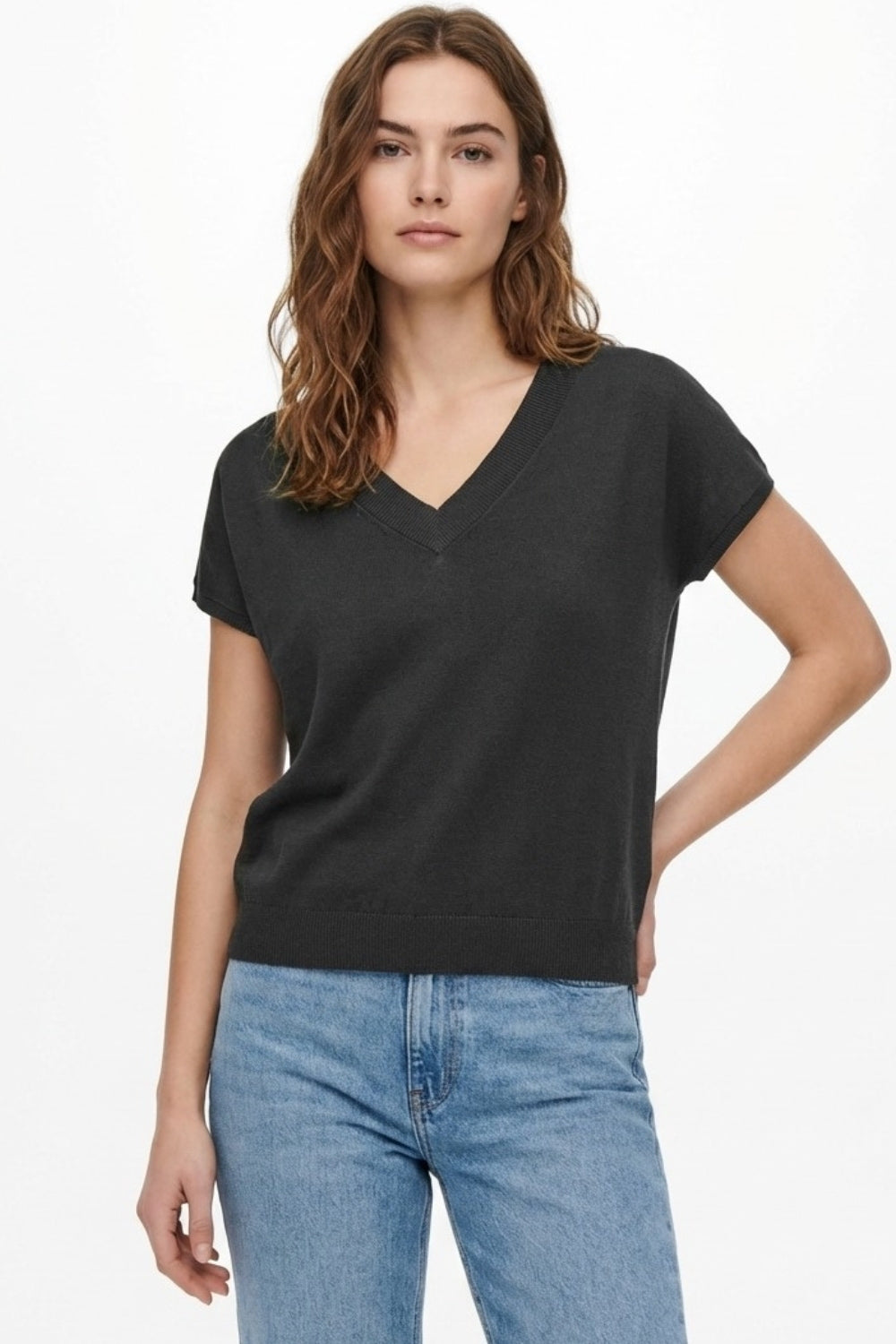 Camisola preta de malha leve com gola em V e mangas curtas