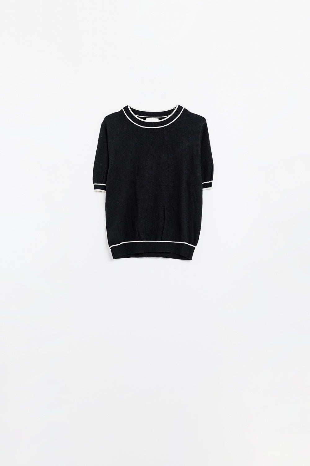 Q2 Camisola preta de manga curta com pormenor de linha branca
