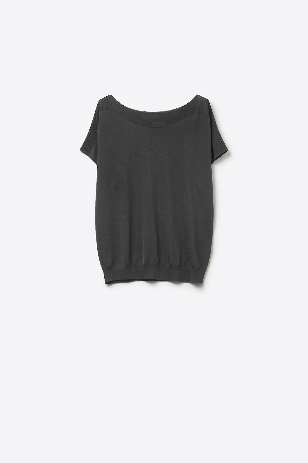Q2 Camisola preta descontraída com gola alta e mangas descaídas