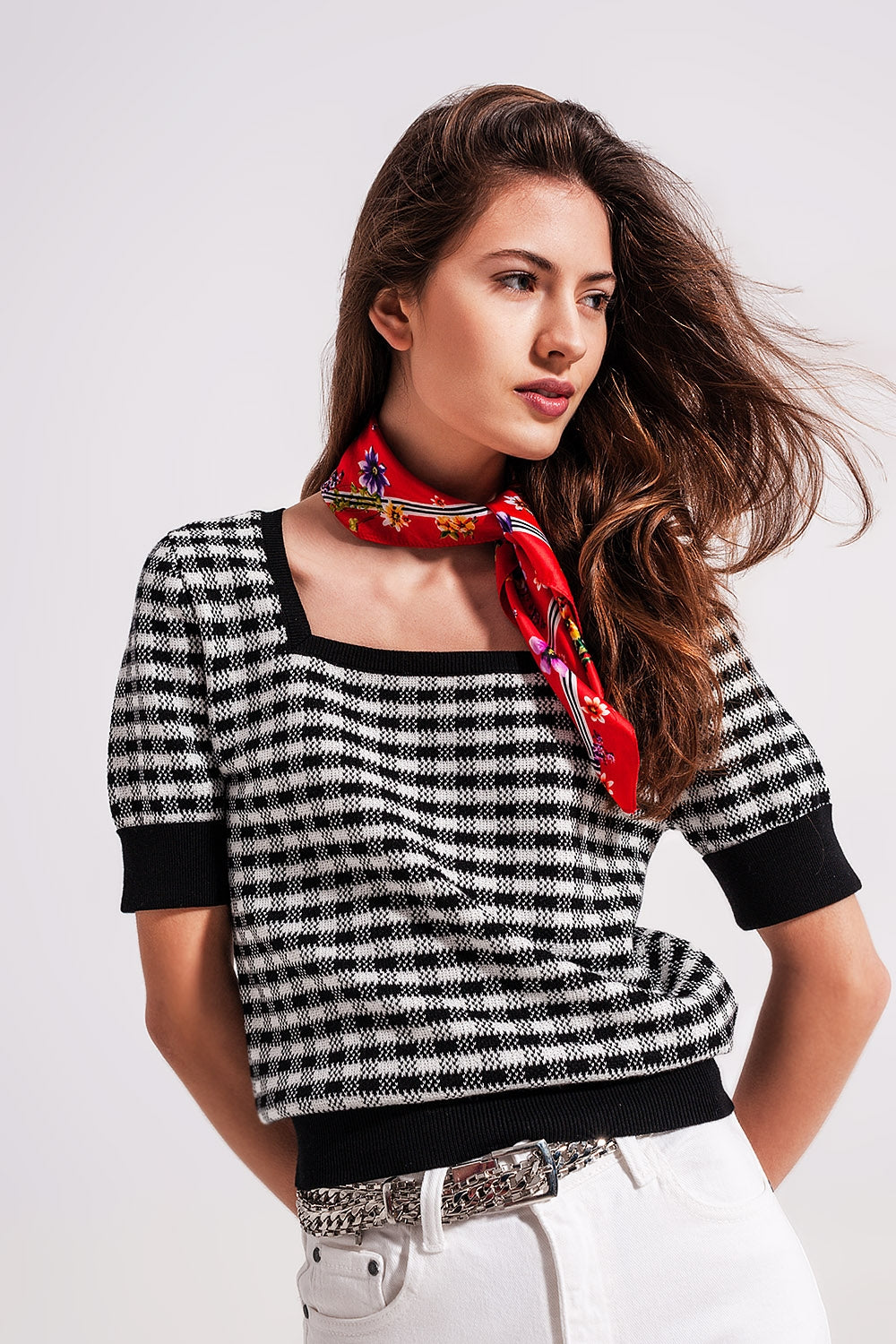 Camisola preta e branca com decote quadrado em tecido de malha macia