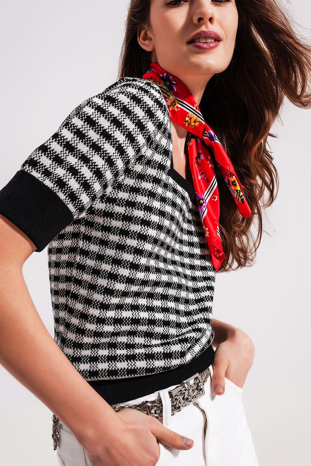 Camisola preta e branca com decote quadrado em tecido de malha macia